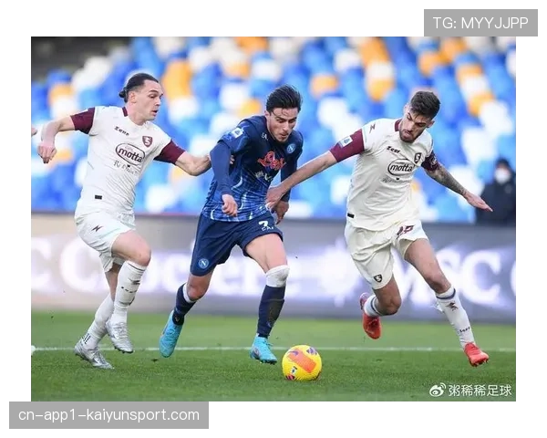 特写：终场哨响，萨勒尼塔纳门将与看台上妻子隔空相拥泪流满面